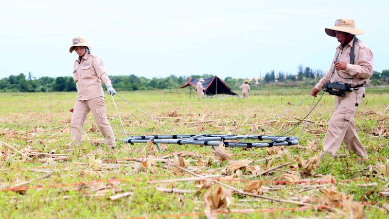 Члены группы MAG ведут работы по разминированию в общине Дайчать, провинция Куангчи. Фото: ВИА
