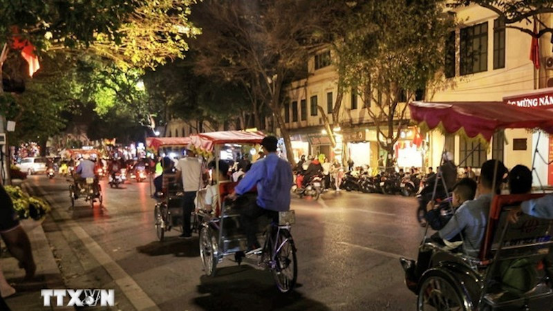 Туристы любуются улицами Ханоя, катаясь на велорикшах. Фото: ВИА