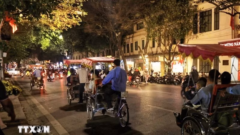 Туристы любуются улицами Ханоя, катаясь на велорикшах. Фото: ВИА