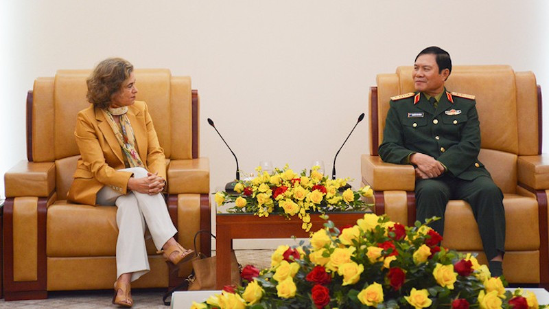 Генерал армии Нгуен Тан Кыонг и Посол Испании во Вьетнаме Кармен Кано де Ласала.