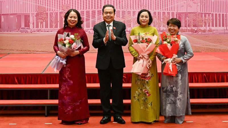 Председатель НС Чан Тхань Ман вручает цветы женщинам-депутатам НС XV созыва. Фото: Зюи Линь