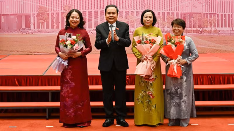 Председатель НС Чан Тхань Ман вручает цветы женщинам-депутатам НС XV созыва. Фото: Зюи Линь