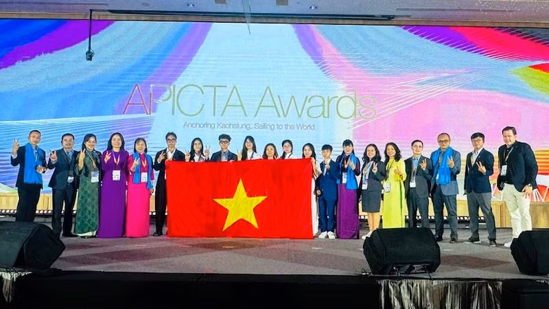 Вьетнамская делегация на церемонии вручения премии.