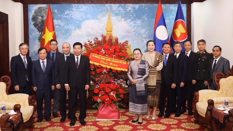 Делегация Министерства иностранных дел и сотрудники Посольства Лаоса во Вьетнаме. Фото: baoquocte.vn