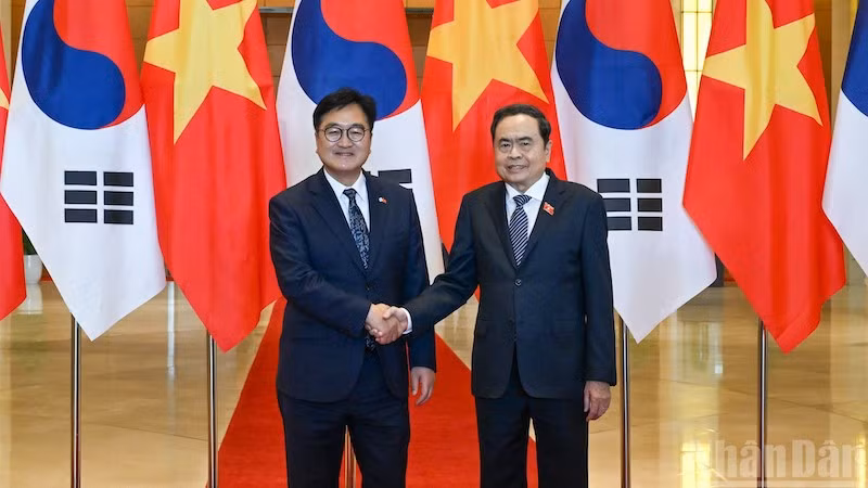 Председатель НС Чан Тхань Ман и Председатель НС Республики Корея У Вон Сик. Фото: Зюи Линь