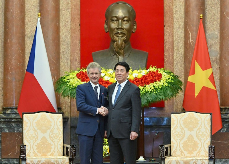 Президент Лыонг Кыонг и Председатель Сената Парламента Чешской Республики Милош Выстрчил. Фото: Тхюи Нгуен