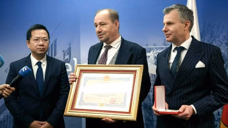 Профессор Бартломей Квятковский, сын покойного архитектора, выступает на мероприятии. Фото: Посольство Вьетнама в Польше