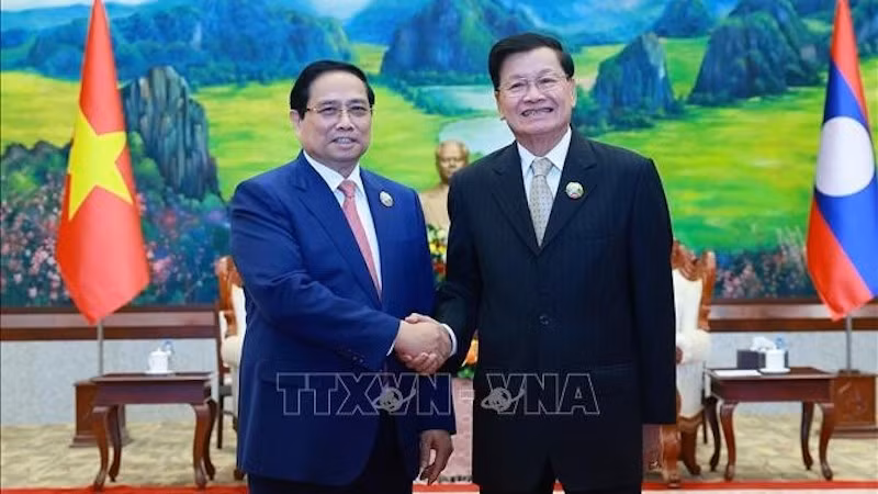 Премьер-министр Фам Минь Тьинь и Генеральный секретарь ЦК НРПЛ, Президент Лаоса Тхонглун Сисулит. Фото: ВИА