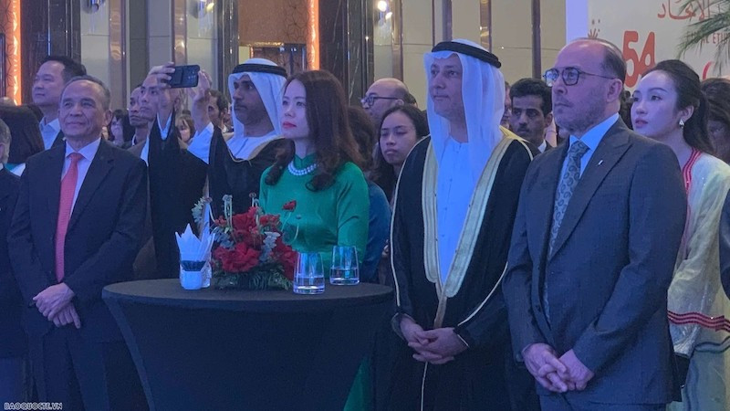 Замминистра иностранных дел Нгуен Минь Ханг, Посол Бадер Аль-Матруши и гости на цереомнии. Фото: baoquocte.vn