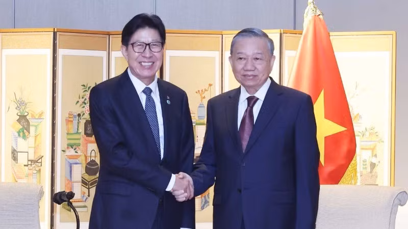 Генеральный секретарь ЦК КПВ То Лам и мэр Пусана Пак Хен Джун. Фото: ВИА