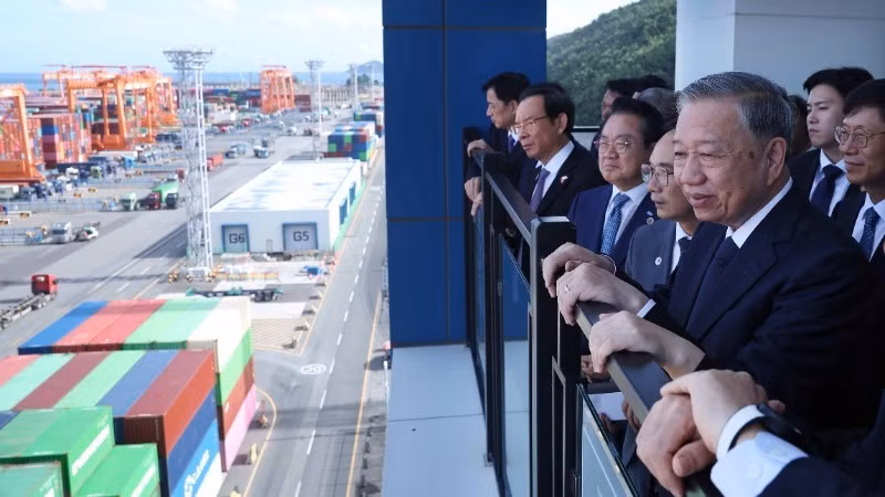 Генеральный секретарь ЦК КПВ То Лам и делегация посещают автоматизированный терминал DGT в порту Пусан. Фото: ВИА