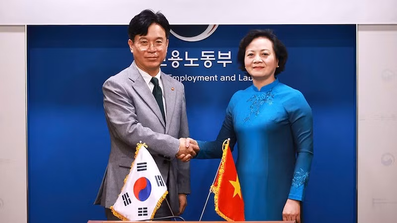 Министр внутренних дел Вьетнама Фам Тхи Тхань Ча и Министр занятости и труда РК Ким Ен Хун. Фото: ВИА