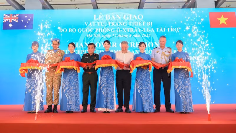 Церемония передачи материалов и оборудования.