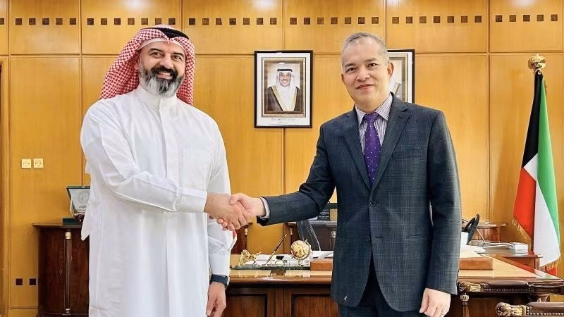 Посол Вьетнама в Кувейте Нгуен Дык Тханг и генеральный директор PAAF Салем Алхай. Фото: Посольство Вьетнама в Кувейте