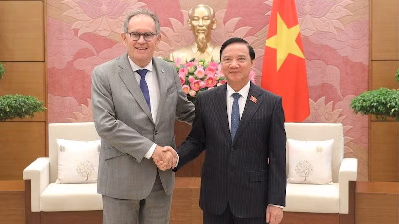 Зампредседателя НС Нгуен Кхак Динь и председатель группы парламентариев французско-вьетнамской дружбы Ален Кадек. Фото: daibieunhandan.vn