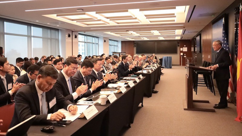 Постоянный вице-премьер выступает на инвестиционном семинаре по привлечению инвестиций в международный финансовый центр во Вьетнаме. Фото: ВИА