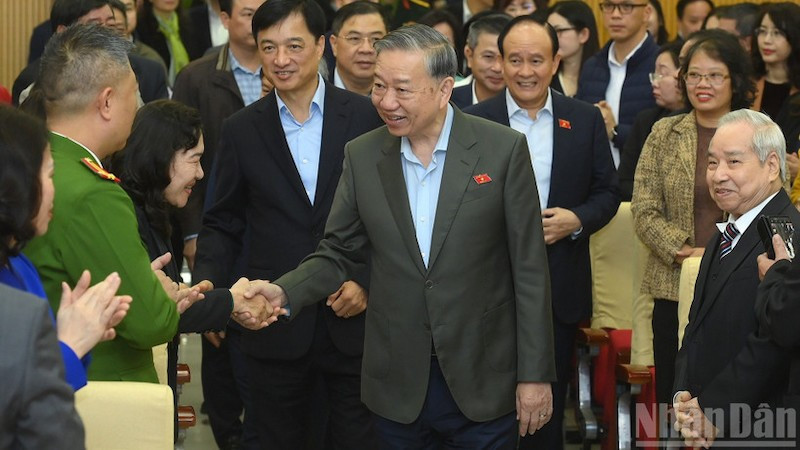 Генеральный секретарь ЦК КПВ То Лам встречается с избирателями в Ханое. Фото: Данг Кхоа