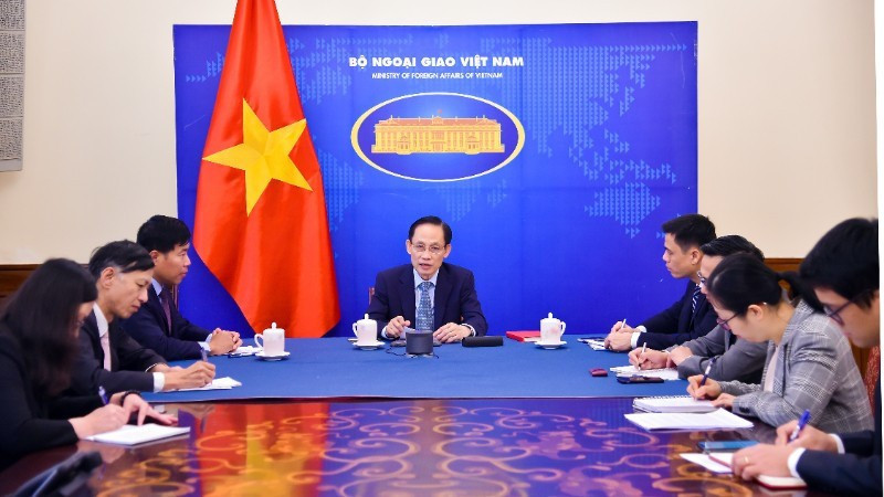 Министр иностранных дел Ле Хоай Чунг в ходе телефонного разговора. Фото: МИД Вьетнама