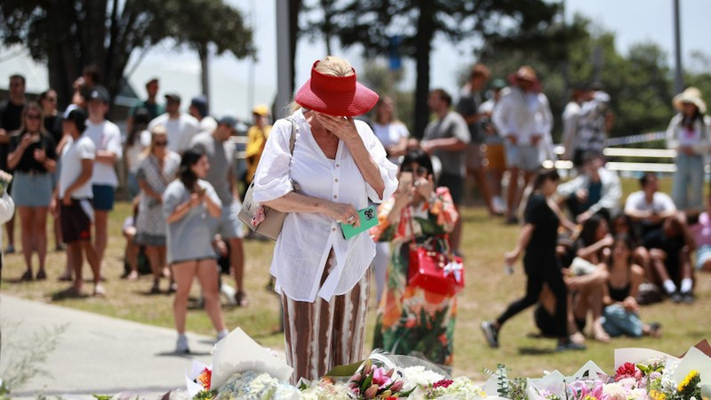 Люди организовали на месте преступления возле пляжа Бонди мемориал. Фото: Синьхуа/ВИА