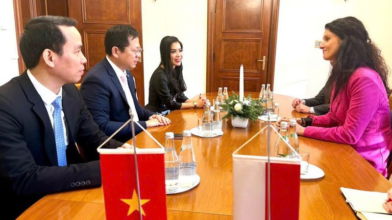 Встреча между Послом Ха Хоанг Хаем и воеводой Нижнесилезского воеводства Анна Жабской. Фото: Посольство Вьетнама в Польше