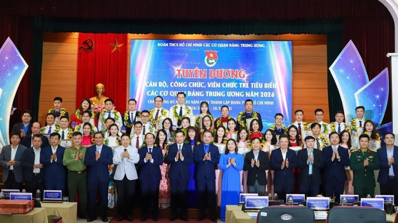 Участники церемонии.