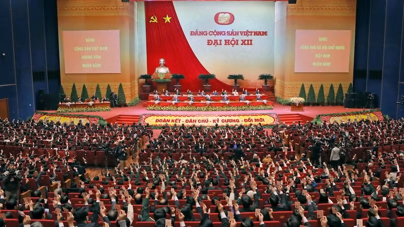 Делегаты голосуют за утверждение Резолюции XII съезда Партии. Фото: ВИА