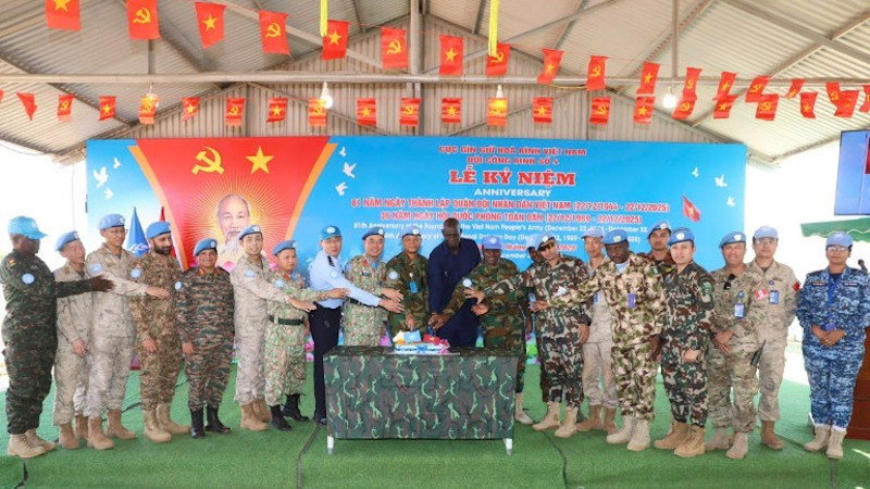 Иностранные друзья и военнослужащие инженерно-саперного отряда №4 на церемонии.