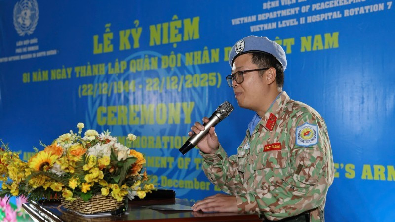 Директор военно-полевого госпиталя 2-го уровня №7 майор, кандидат наук Чан Дык Тай выступает на церемонии. Фото: Тьиен Фук