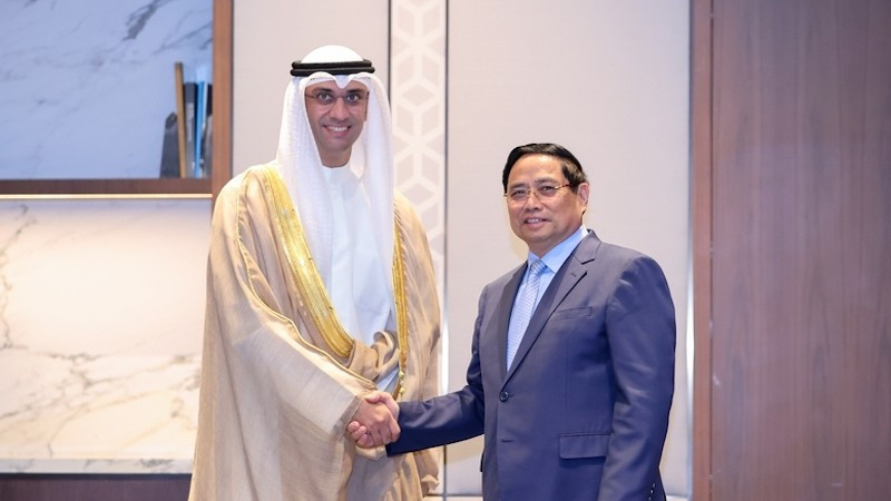 Премьер-министр Фам Минь Тьинь и исполнительный директор KIA шейх Сауд Салем Абдулазиз Аль-Сабах. Фото: VGP