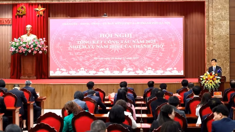 Конференция по подведению итогов работы Ханоя за 2025 год и постановке задач на 2026 год. Фото: hanoimoi.vn