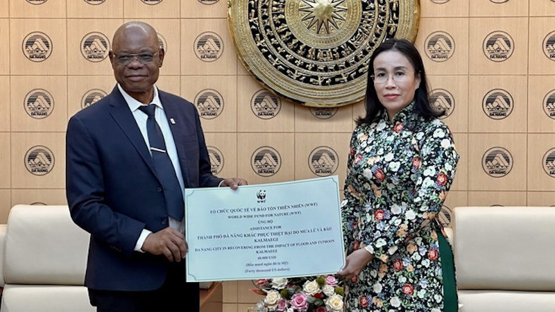 Генеральный директор WWF Мартин Кабалуапа Капинга символически передает 40 тысяч долларов США Зампредседателя Народного комитета города Дананг Нгуен Тхи Ань Тхи. Фото: ВИА