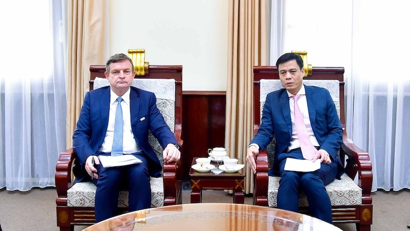 Заместитель министра Данг Хоанг Зянг и глава представительства МОФ в Азиатско-Тихоокеанском регионе Эдгар Дериг. Фото: baoquocte.vn