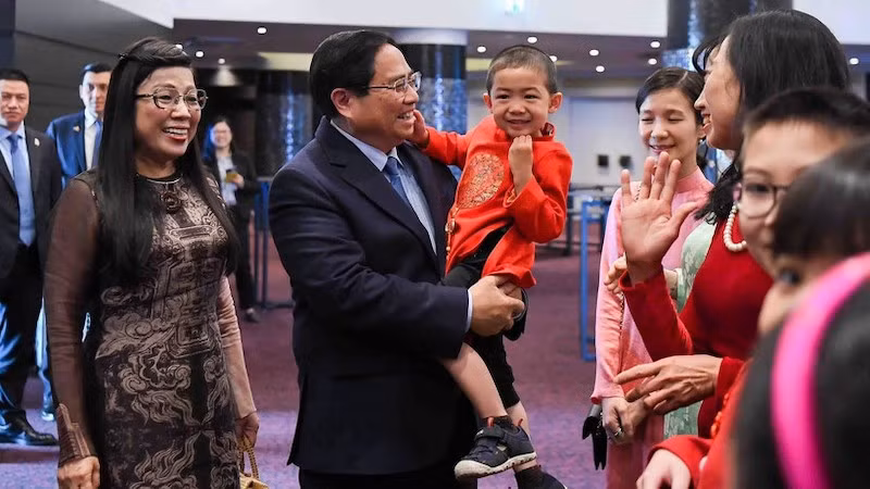 Премьер-министр Фам Минь Тьинь с супругой и вьетнамцы в Эстонии. Фото: ВИА 