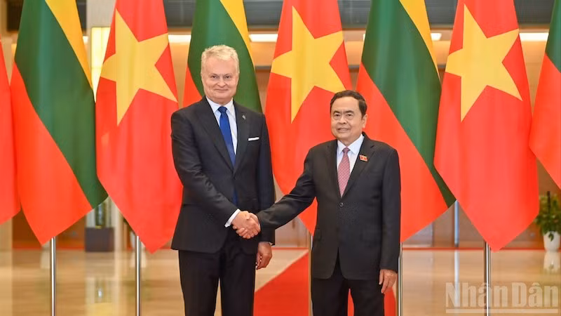 Председатель НС Чан Тхань Ман и Президент Литвы Гитанас Науседа. Фото: Зюи Линь