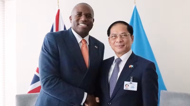 Вице-премьер Буй Тхань Шон и Вице-премьер, Министр юстиции Великобритании Дэвид Лэмми. Фото: ВИА