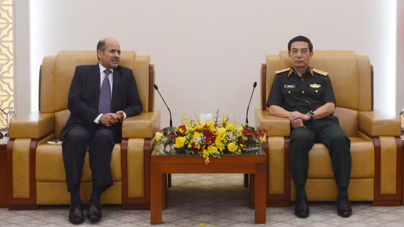 Генерал армии Фан Ван Зянг и Посол Индии во Вьетнаме Сандип Арья. 