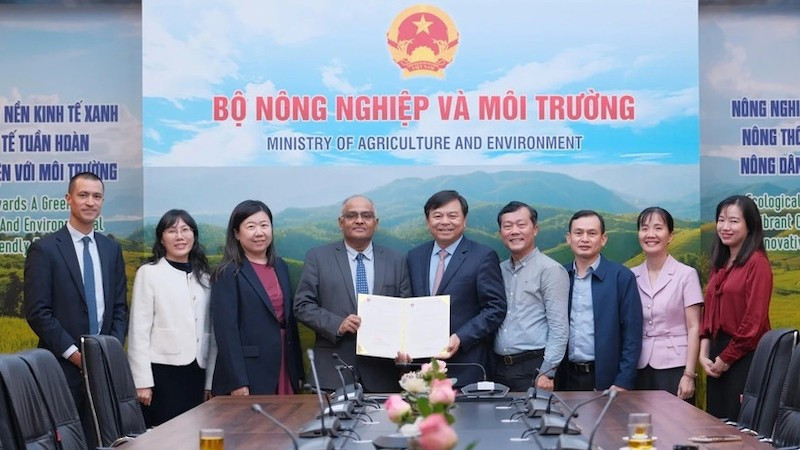 Министерство сельского хозяйства и окружающей среды получает письмо-подтверждение о предоставлении помощи от Азиатского банка развития (АБР). Фото: nongnghiepmoitruong.vn