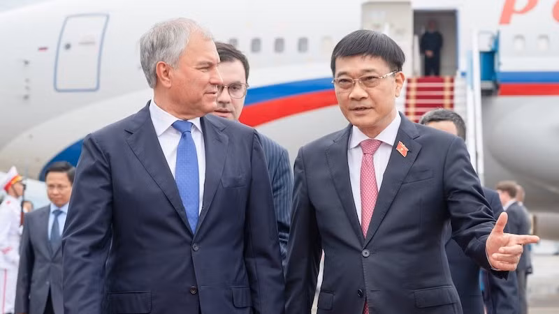 Заместитель председателя НС Ву Хонг Тхань встречает Председателя ГД России Вячеслава Володина. Фото: daibieunhandan.vn