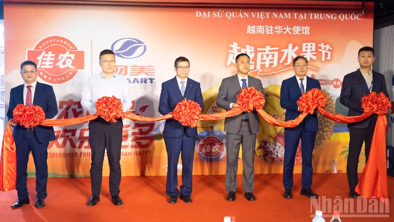 Церемония перерезания ленточки в честь открытия Дня вьетнамских товаров в Китае и Фестиваль вьетнамских фруктов.