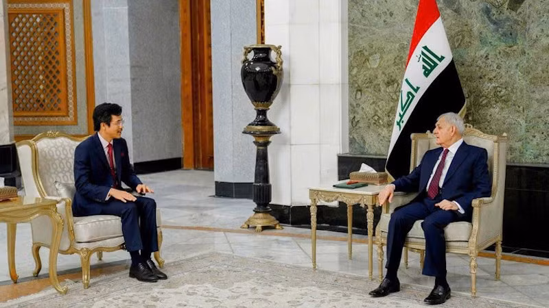 Президент Ирака Абдель Латиф Джамаль Рашид принимает Посла Нгуен Лыонг Нгок. 