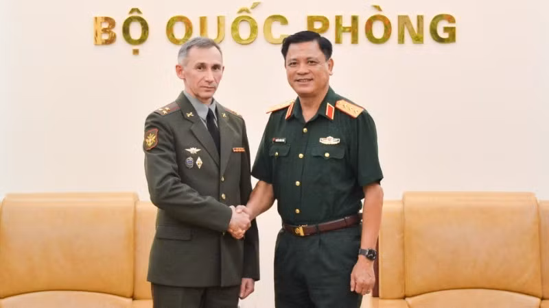 Генерал-полковник Нгуен Чыонг Тханг и полковник Сергей Владимирович Белослудцев. 