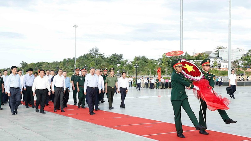 Генеральный секретарь ЦК КПВ То Лам и рабочая делегация возлагают цветы и зажигают благовония перед памятником Президенту Хо Ши Мину на площади Хо Ши Мина. Фото: ВИА