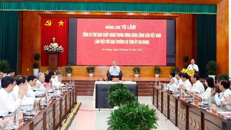 Генеральный секретарь ЦК КПВ То Лам проводит рабочую встречу с Постоянным бюро провинциального партийного комитета Анжанга. Фото: ВИА
