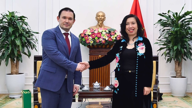 Заместитель министра Ле Тхи Тху Ханг и генеральный директор «Зарубежнефти» во Вьетнаме Александр Михайлов. Фото: baoquocte.vn