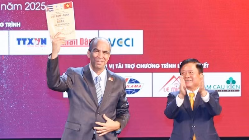 Демонстрационный экземпляр музыкального сборника «Вьетнам – Куба: вечная песнь солидарности и дружбы» передаётся чрезвычайному и полномочному послу Кубы во Вьетнаме Рохелио Поланко Фуэнтесу. Фото: ВИА