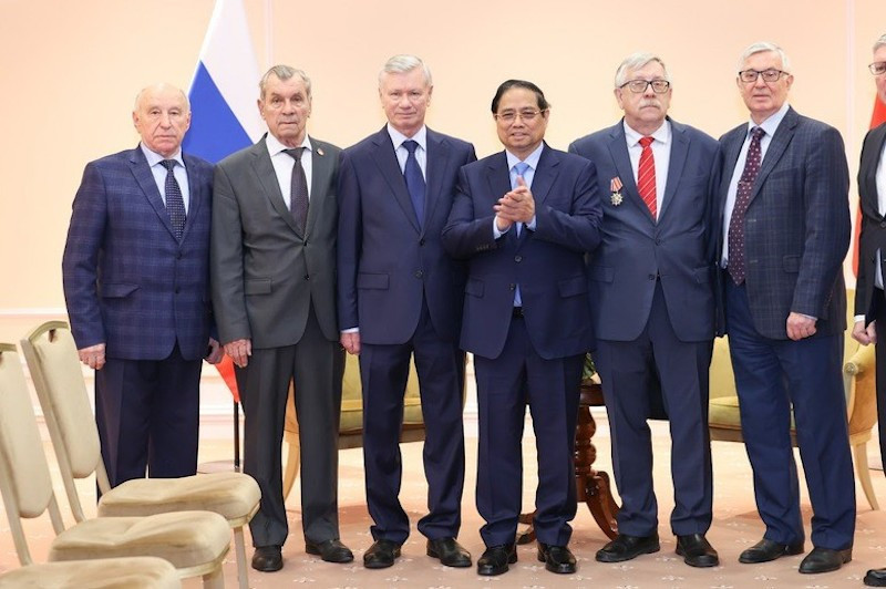 Премьер-министр Фам Минь Тьинь и российские друзья. Фото: VGP