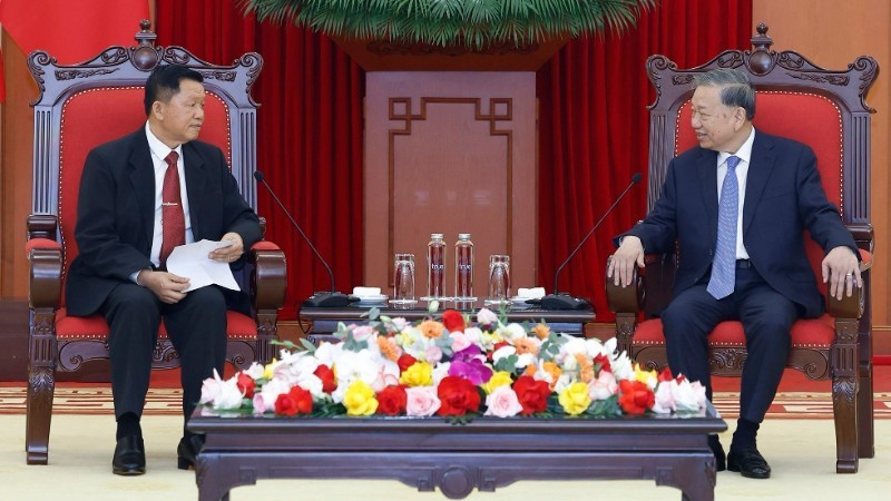 Генеральный секретарь ЦК КПВ То Лам и Министр общественной безопасности Лаоса Вантхонг Конгмани. Фото: ВИА