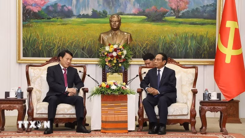 Министр общественной безопасности Лыонг Там Куанг и Вице-президент Лаоса Бунгтхонг Читмани. Фото: ВИА