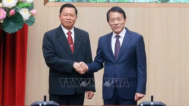 Министр общественной безопасности Лыонг Там Куанг (справа) и Министр общественной безопасности Лаоса Вантхонг Конгмани. Фото: ВИА