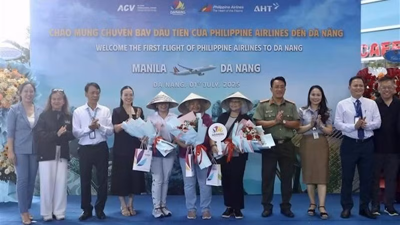 Вручение цветов и подарков первым пассажирам, прибывшим в Дананг прямым рейсом Манила-Дананг. Фото: ВИA